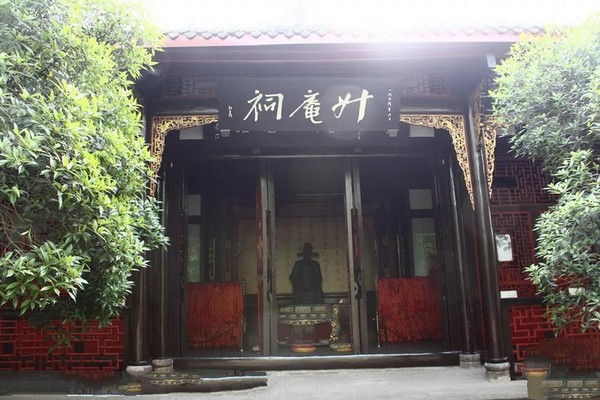 杨升庵园里有升庵祠,橱窗陈列杨升庵的经典著作100多种,4000多卷.